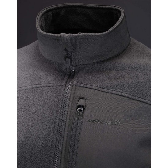 Ζακέτα Pentagon Athos 2.5 Men's Fleece Jacket - K08069 Ανδρική ζακέτα Tactical Fleece Pentagon Athos 2.5 (K08069). Μονοχρωματικός σχεδιασμός, ύφασμα 320 GSM, τσέπη softshell, δείκτης CLO & συμβατότητα MJC®